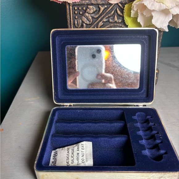 Elegant Silver Plated Jewelry Box with Gold Bow Accent - Picture 4 of 4